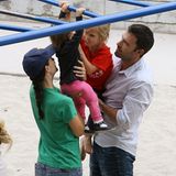 26. Juni 2012 Die kleine Familie geht auf Tuchfühlung: Jennifer und Ben halten ihre beiden Töchter Seraphina und Violet am Gelän
