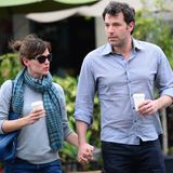 18. Februar 2014 Mal ganz ohne Kinder sind Jennifer Garner und Ben Affleck in Hollywood unterwegs. Sie treffen sich für einen kurzen Spaziergang mit Coffee To Go und fahren dann in getrennten Autos weg.