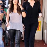 Es sind Khloe und Kim Kardashian die in einem Coffee Shop in Miami auf ihr Heißgetränk warten.