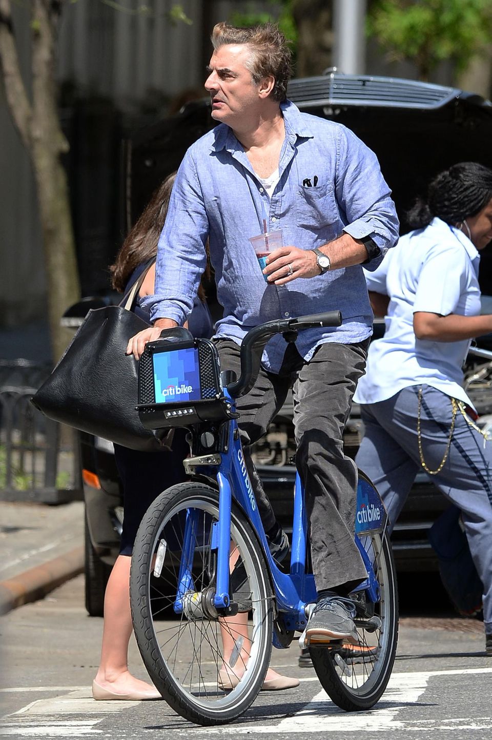 Mit einer Hand lenkt Chris Noth sein Citibike durch Manhattan, in der anderen transportiert er ein erfrischendes Kaltgetränk. Mit einer Hand lenkt Chris Noth sein Citibike durch Manhattan, in der anderen transportiert er ein erfrischendes Kaltgetränk.