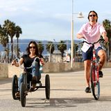 Tamara Ecclestone ist im sechsten Monat schwanger und hat sich deshalb für ihre kleine Spazierfahrt an der Strandpromenade von Santa Monica einen dreirädrigen Buggy geliehen. Ihr Ehemann Jay Rutland greift auf Herkömmliches zurück.