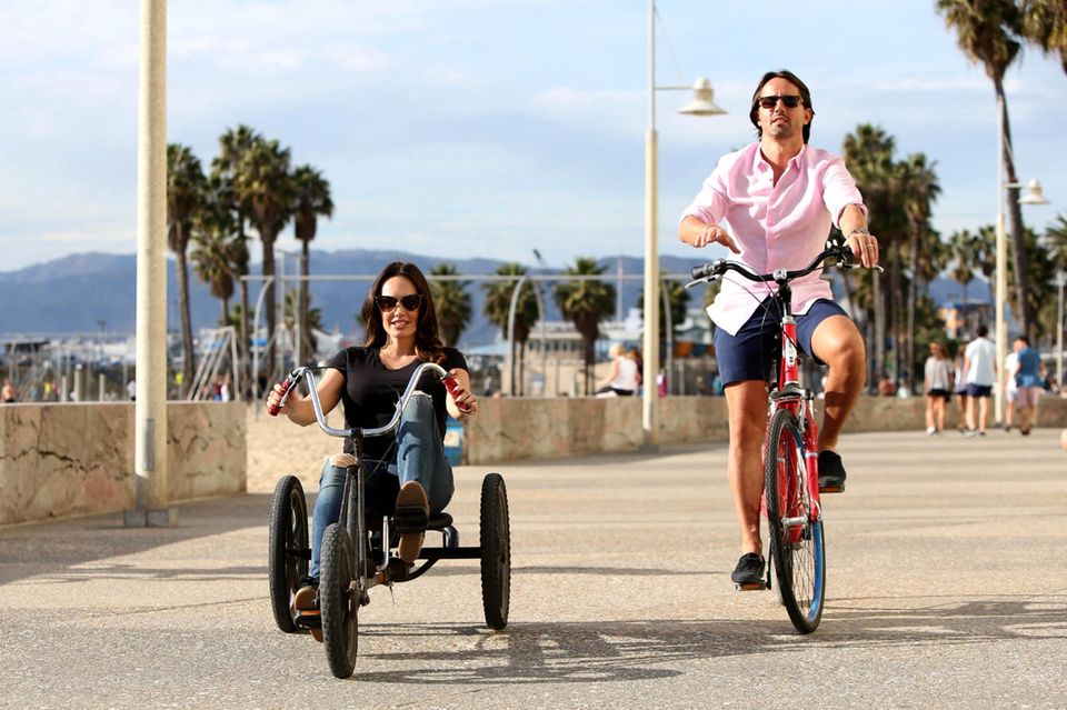Tamara Ecclestone ist im sechsten Monat schwanger und hat sich deshalb für ihre kleine Spazierfahrt an der Strandpromenade von Santa Monica einen dreirädrigen Buggy geliehen. Ihr Ehemann Jay Rutland greift auf Herkömmliches zurück. Tamara Ecclestone ist im sechsten Monat schwanger und hat sich deshalb für ihre kleine Spazierfahrt an der Strandpromenade von Santa Monica einen dreirädrigen Buggy geliehen. Ihr Ehemann Jay Rutland greift auf Herkömmliches zurück.
