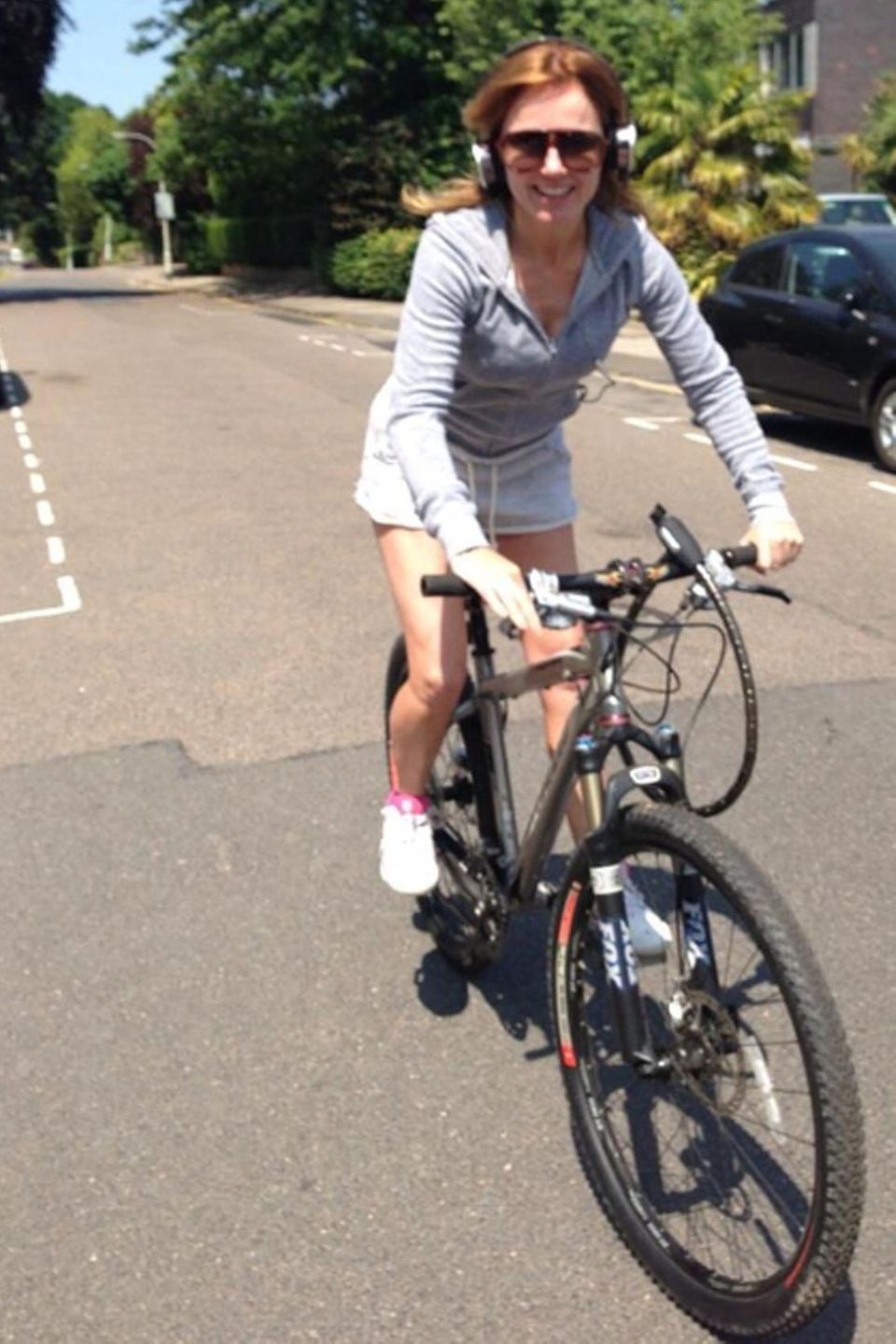 Mit Kopfhörern auf dem Fahrrad ist eigentlich gefährlich, viel Verkehr scheint dort jedoch nicht zu sein, wo Geri Halliwell mit ihrem Mountainbike unterwegs ist. Mit Kopfhörern auf dem Fahrrad ist eigentlich gefährlich, viel Verkehr scheint dort jedoch nicht zu sein, wo Geri Halliwell mit ihrem Mountainbike unterwegs ist.