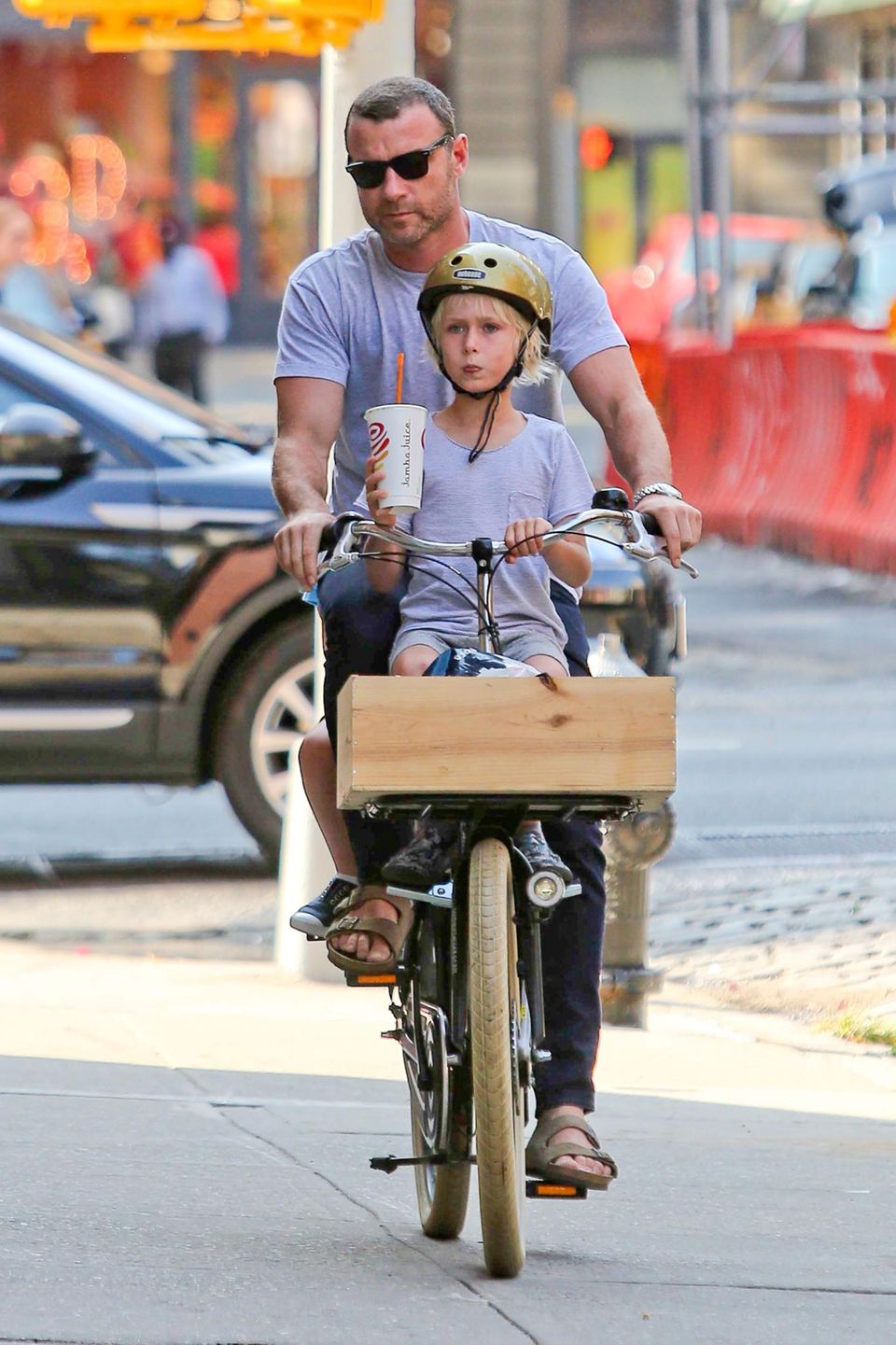 Liev Schreiber ist mit seinen Söhnen in New York City unterwegs. Liev Schreiber ist mit seinen Söhnen in New York City unterwegs.