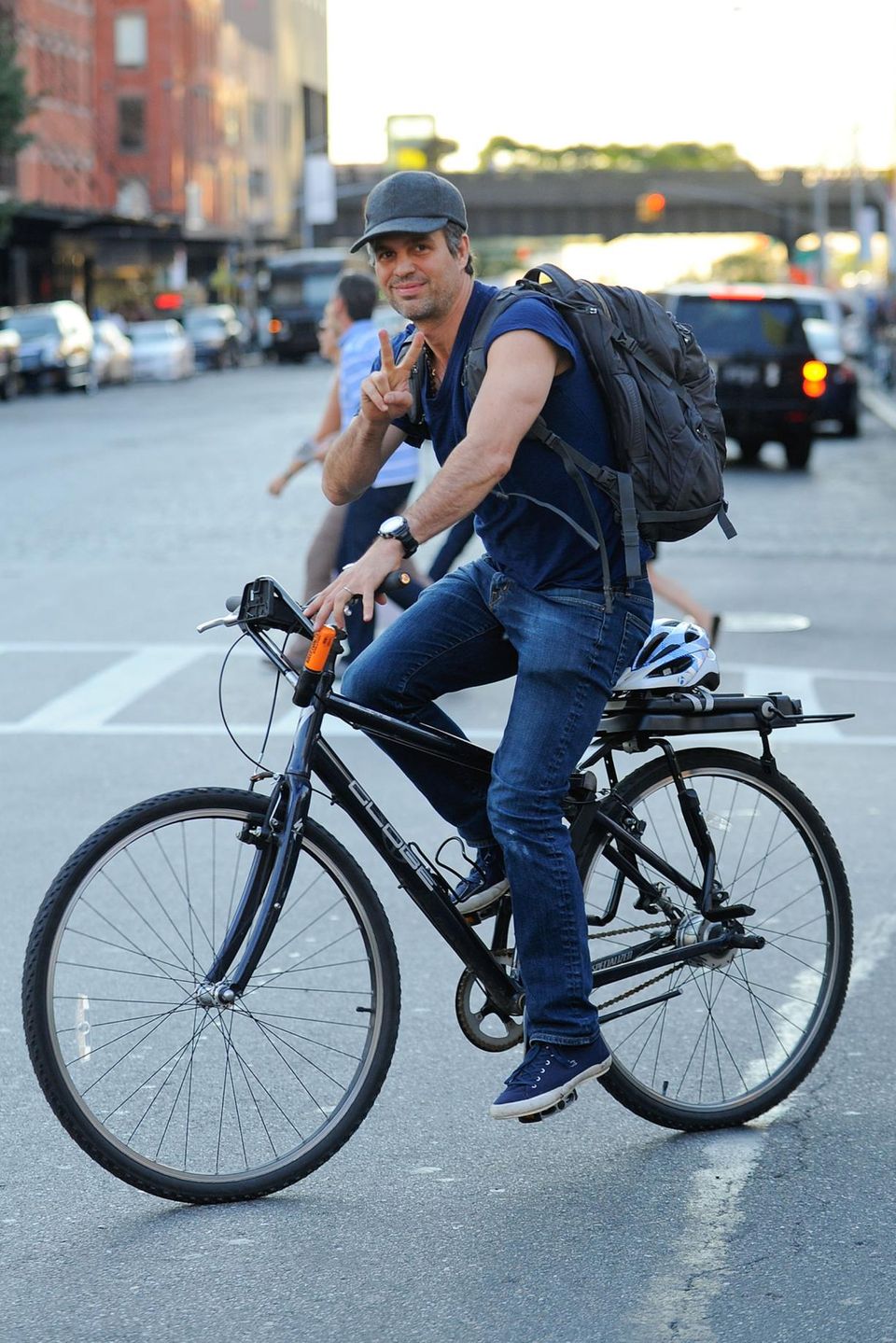 Mark Ruffalo fährt durch den Meatpacking District in New York und grüßt die Fotografen, die ihn dabei entdecken. Mark Ruffalo fährt durch den Meatpacking District in New York und grüßt die Fotografen, die ihn dabei entdecken.