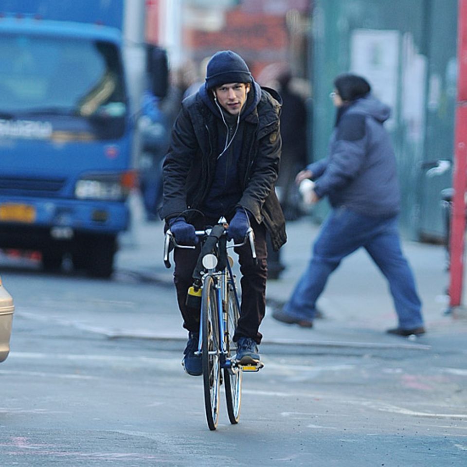 Entspannt radelt Jesse Eisenberg durch den New Yorker Stadtteil SoHo.