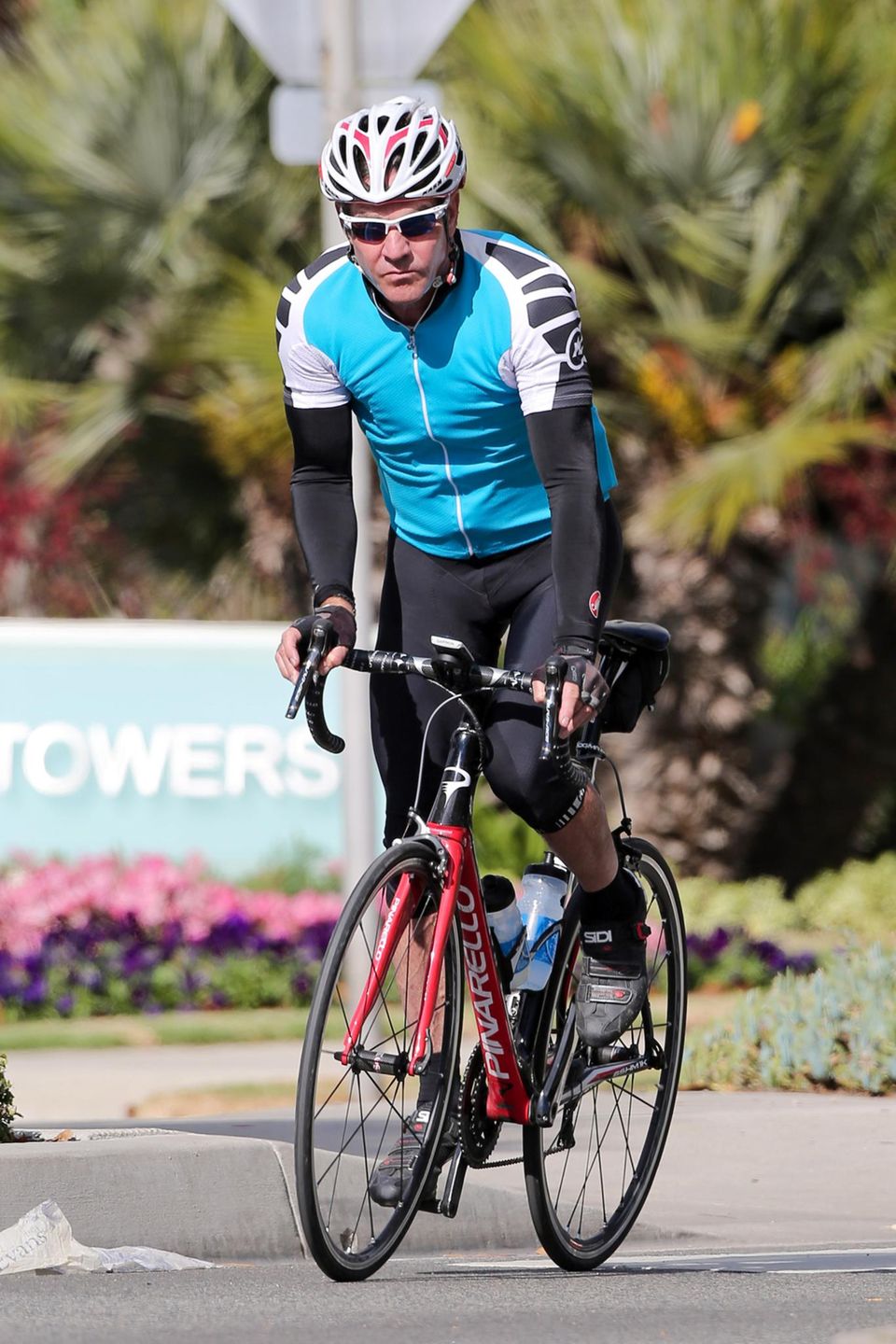 Dennis Quaid sieht in seinem Outfit aus, wie ein professioneller Rennradfahrer. Dennis Quaid sieht in seinem Outfit aus, wie ein professioneller Rennradfahrer.