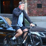 Ganz schön riskant: Alec Baldwin telefoniert während er Fahrrad durch New Yorks Strassen fährt.