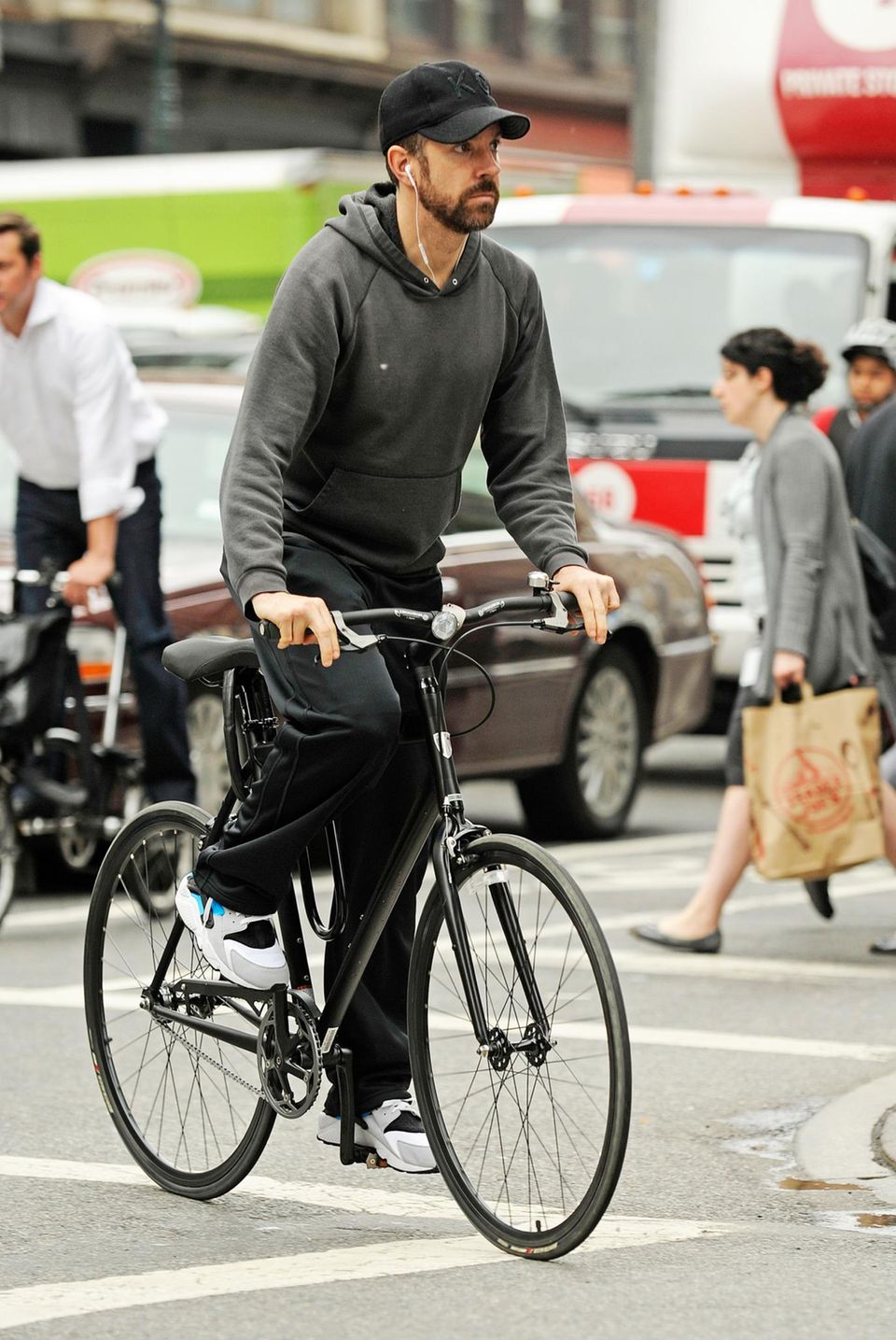 Jason Sudeikis fährt mit dem Fahrrad in New York von der falschen Seite in eine Einbahnstraße. Jason Sudeikis fährt mit dem Fahrrad in New York von der falschen Seite in eine Einbahnstraße.