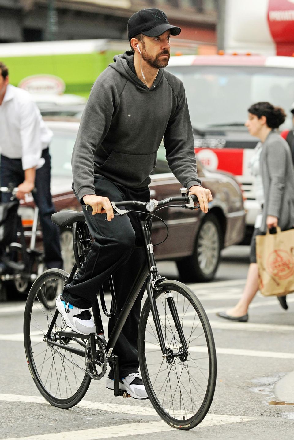 Jason Sudeikis fährt mit dem Fahrrad in New York von der falschen Seite in eine Einbahnstraße.
