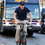 Zach Braff radelt mit seinem Fahrrad die Third Avenue in Manhattan entlang.
