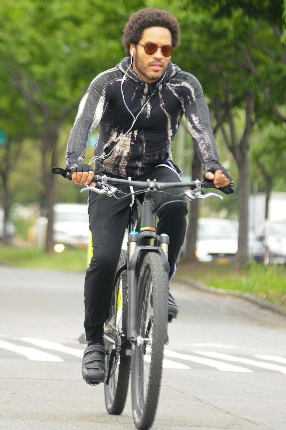 Lenny Kravitz ist sportlich auf seinem Rad in Manhattan unterwegs.
