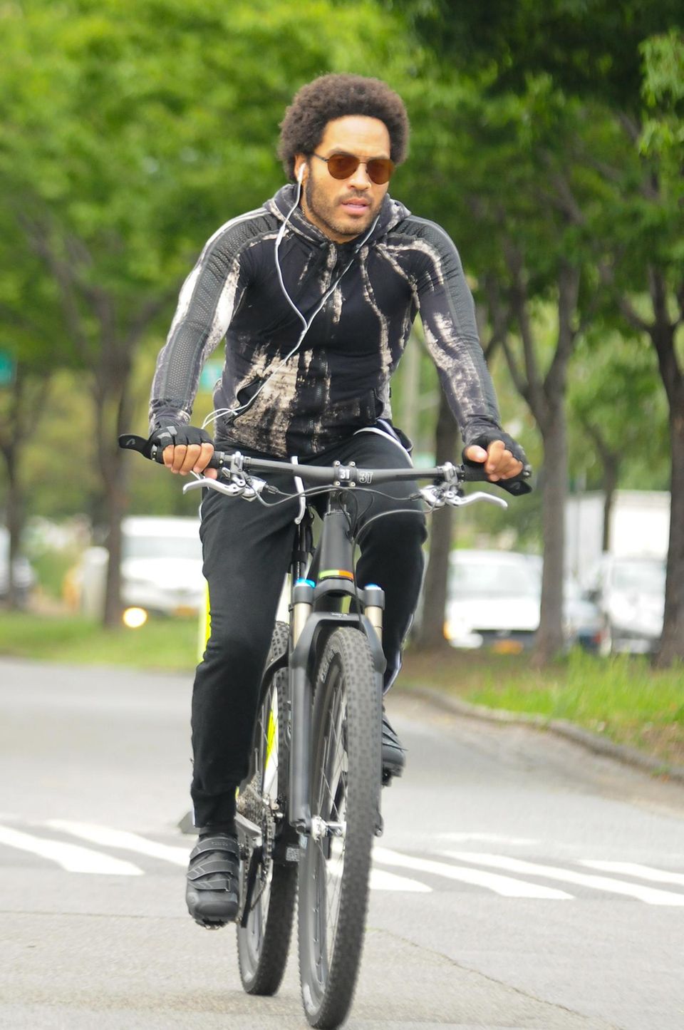 Lenny Kravitz ist sportlich auf seinem Rad in Manhattan unterwegs. Lenny Kravitz ist sportlich auf seinem Rad in Manhattan unterwegs.