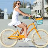 AnnaLynne McCord strahlt bei ihrem Ausflug in Santa Monica genauso schön wie die Farbe ihres Fahrrads.