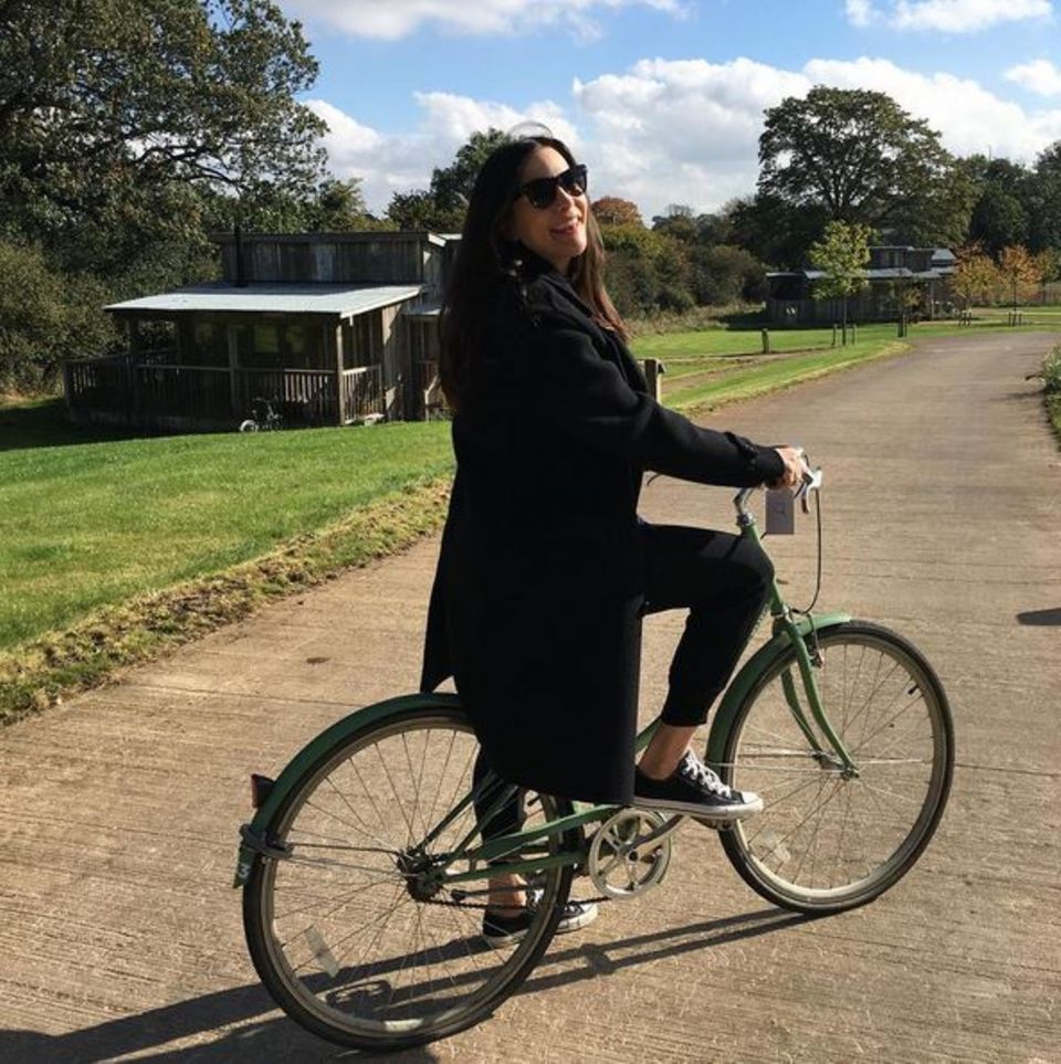 Toller Start in den Tag: Liv Tyler genießt den herbstlichen Tag und fährt Fahrrad durch Soho Farmhouse in England. Toller Start in den Tag: Liv Tyler genießt den herbstlichen Tag und fährt Fahrrad durch Soho Farmhouse in England.