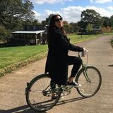 Toller Start in den Tag: Liv Tyler genießt den herbstlichen Tag und fährt Fahrrad durch Soho Farmhouse in England.