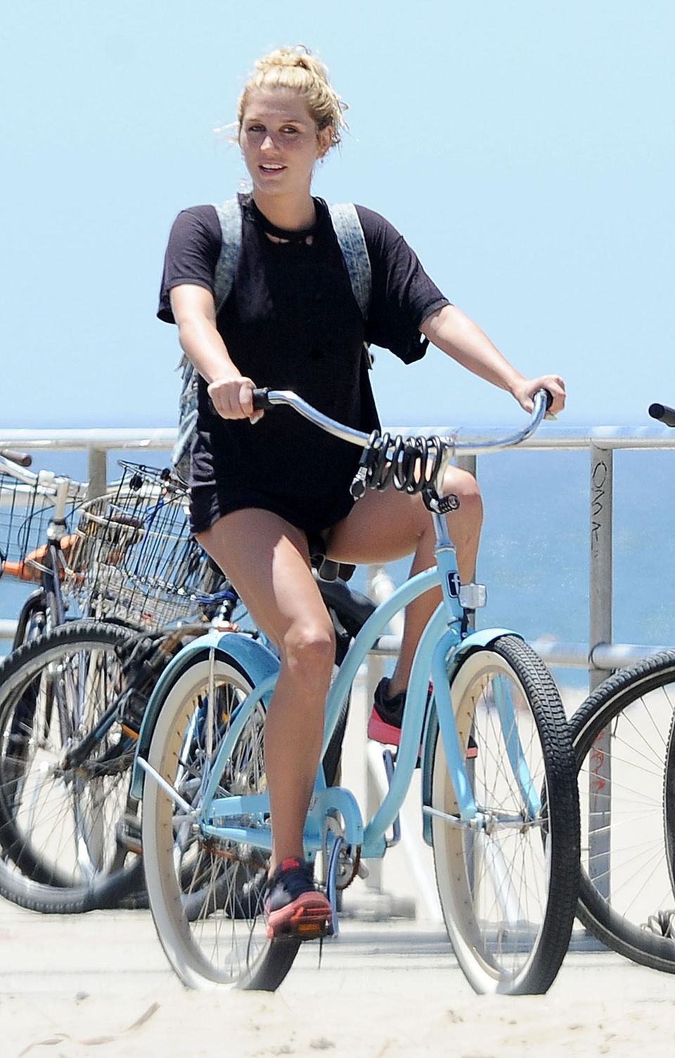 Sängerin Kesha verbringt eine schöne Zeit am Strand von Venice in Kalifornien. Sängerin Kesha verbringt eine schöne Zeit am Strand von Venice in Kalifornien.