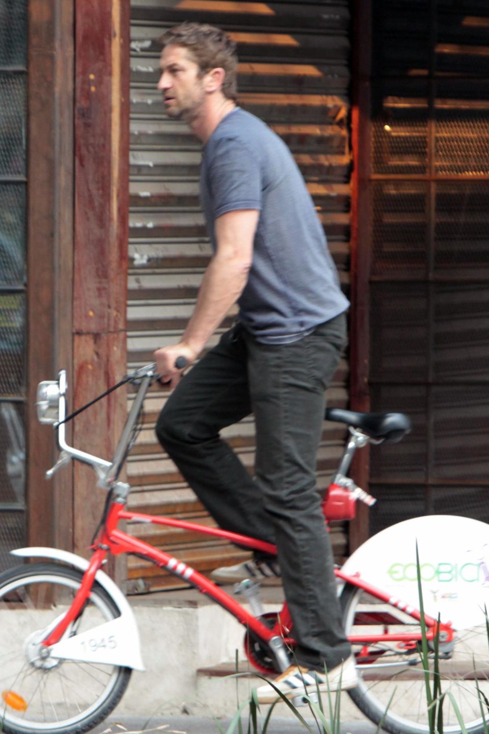 Gerard Butler hat sich ein Fahrrad ausgeliehen und erkundet damit Mexico City.