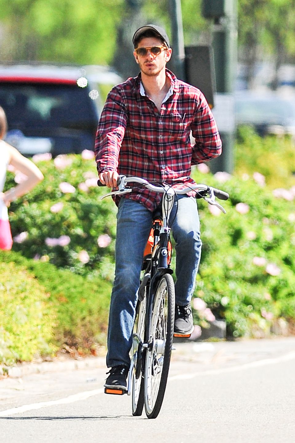 Andrew Garfield radelt den West Side Highway in New York entlang. Andrew Garfield radelt den West Side Highway in New York entlang.