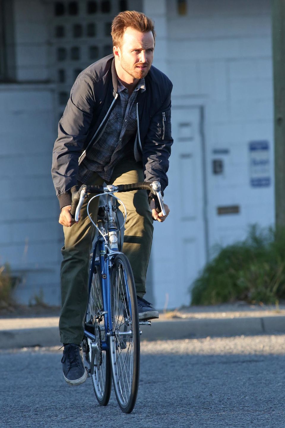 Aaron Paul ist diesmal für seinen neuen Film "Come and find me" mit dem Rennrad unterwegs. Aaron Paul ist diesmal für seinen neuen Film "Come and find me" mit dem Rennrad unterwegs.