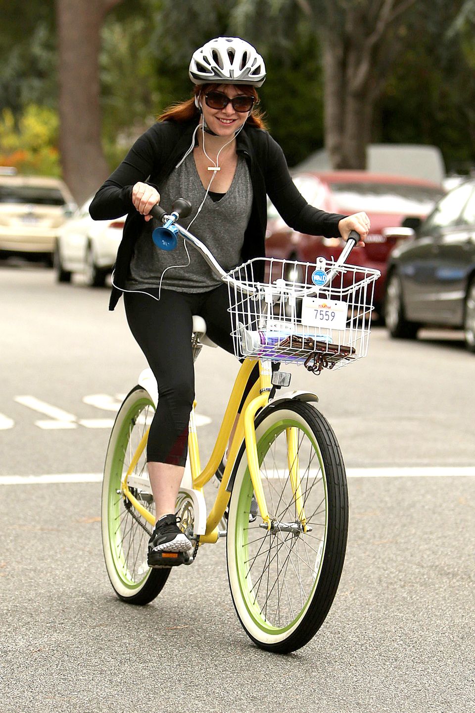 Alyson Hannigan radelt durch ihre Nachbarschaft in Los Angeles. Alyson Hannigan radelt durch ihre Nachbarschaft in Los Angeles.