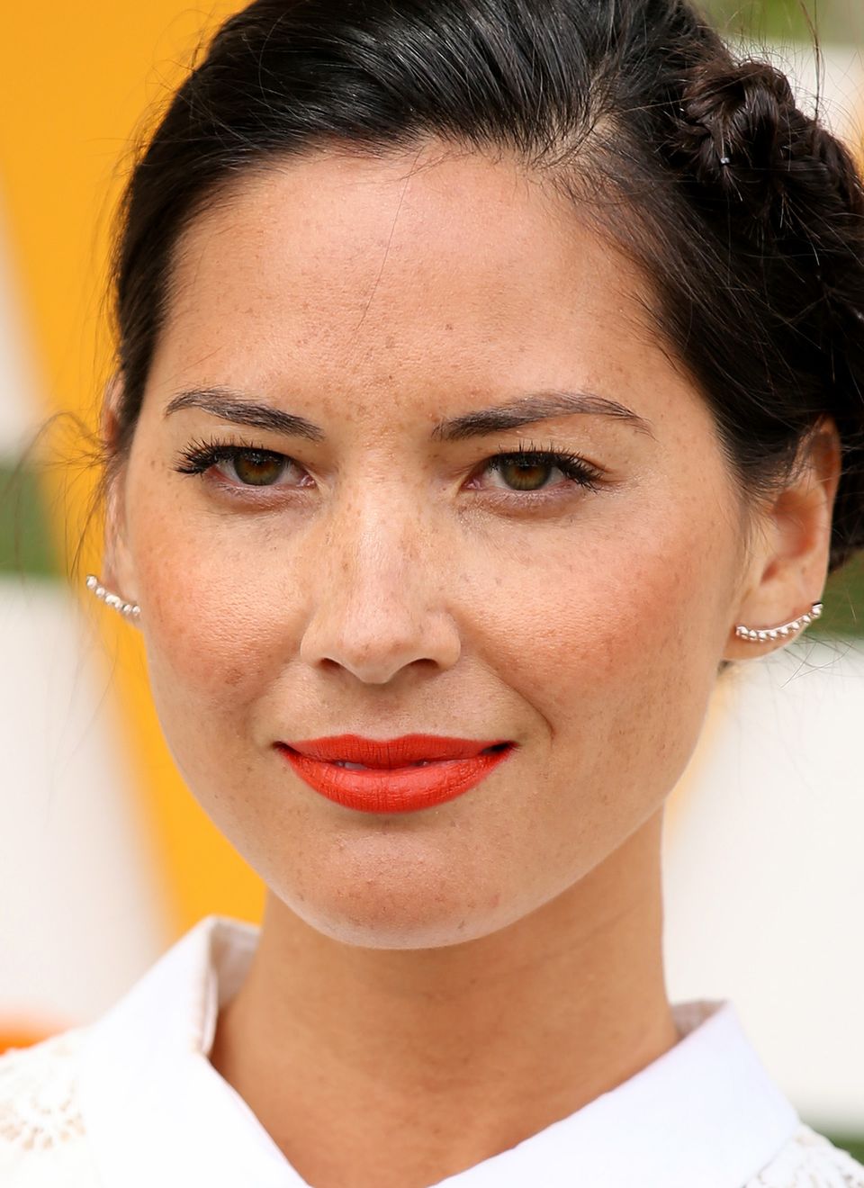 Olivia Munn hat nicht nur strahlend grün-braune Augen, auch die Sommersprossen im ganzen Gesicht machen sie zu einer sehr besonderen Schönheit.