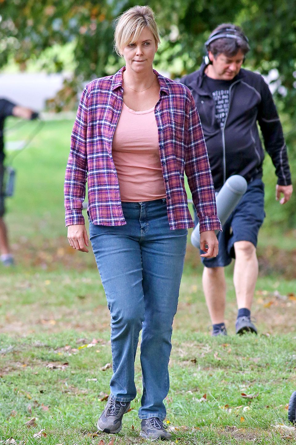 Charlize Theron steht zur Zeit für Dreharbeiten zu dem Film "Tully" vor der Kamera. Dabei fällt auf, dass die Schauspielerin deutlich mehr auf den Rippen hat. Ganze 15 Kilo hat sie für ihre Rolle einer alleinerziehenden Mutter zugenommen.