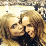 Model Cara Delevingne und Designerin Stella McCartney verfolgen gemeinsam ein Spiel der Brooklyn Nets.