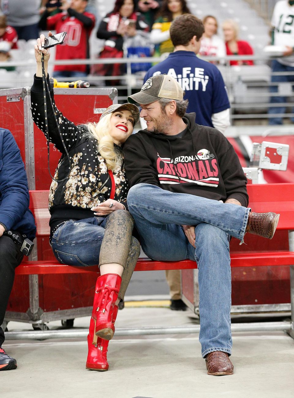Gwen Stefani und Blake Shelton schauen sich das NFL Footballspiel der Arizona Cardinals gegen die Green Bay Packers an. Das wird natürlich mit einem Selfie festgehalten. Gwen Stefani und Blake Shelton schauen sich das NFL Footballspiel der Arizona Cardinals gegen die Green Bay Packers an. Das wird natürlich mit einem Selfie festgehalten.