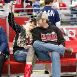 Gwen Stefani und Blake Shelton schauen sich das NFL Footballspiel der Arizona Cardinals gegen die Green Bay Packers an. Das wird natürlich mit einem Selfie festgehalten.