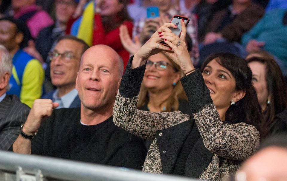 Auch Bruce Willis und seine Frau Emma Heming feuern Klitschko an. Auch Bruce Willis und seine Frau Emma Heming feuern Klitschko an.