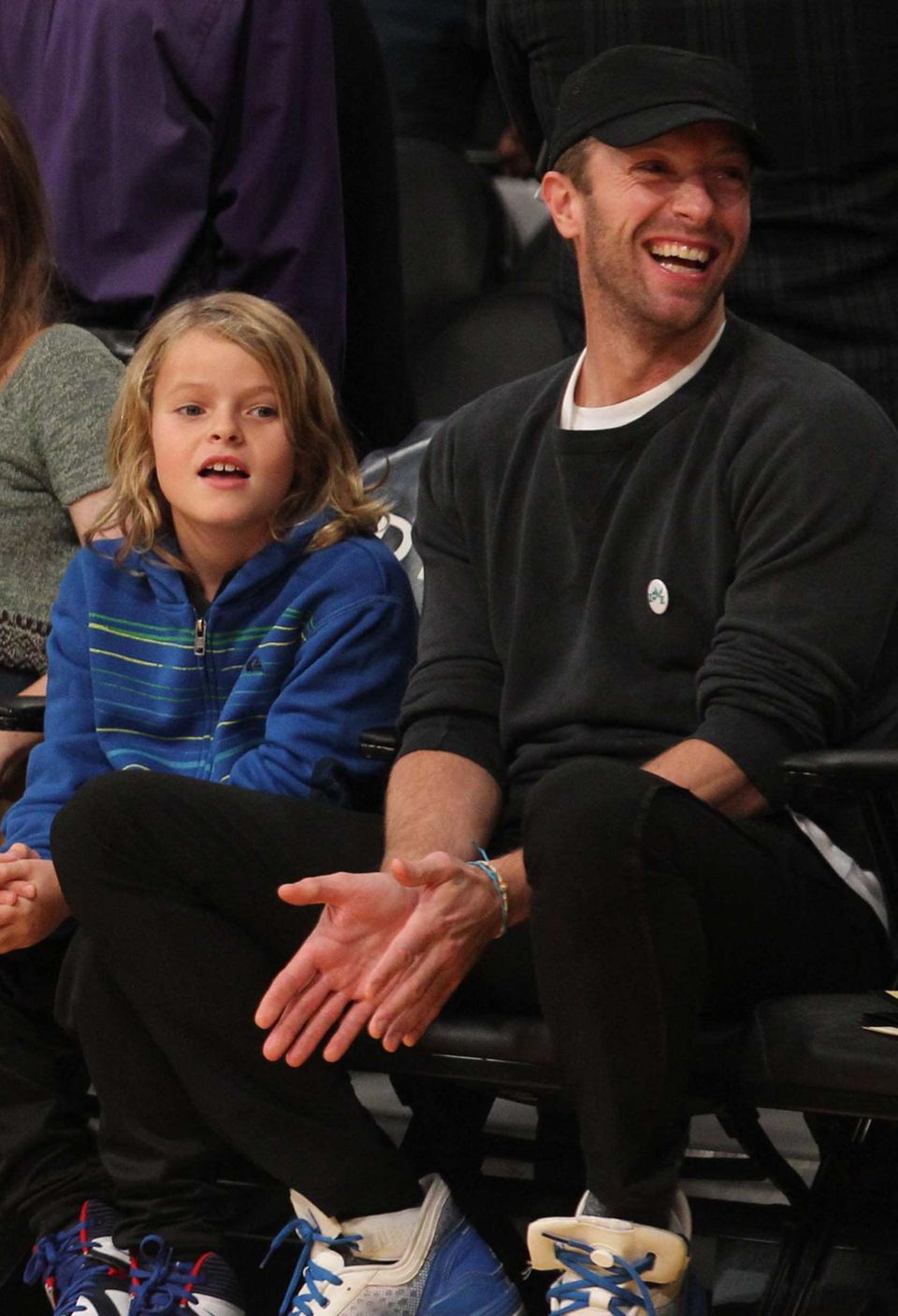 Chris Martin und Sohn Moses verbringen einen echten Männertag und schauen sich gemeinsam ein Basketballspiel der Lakers an.