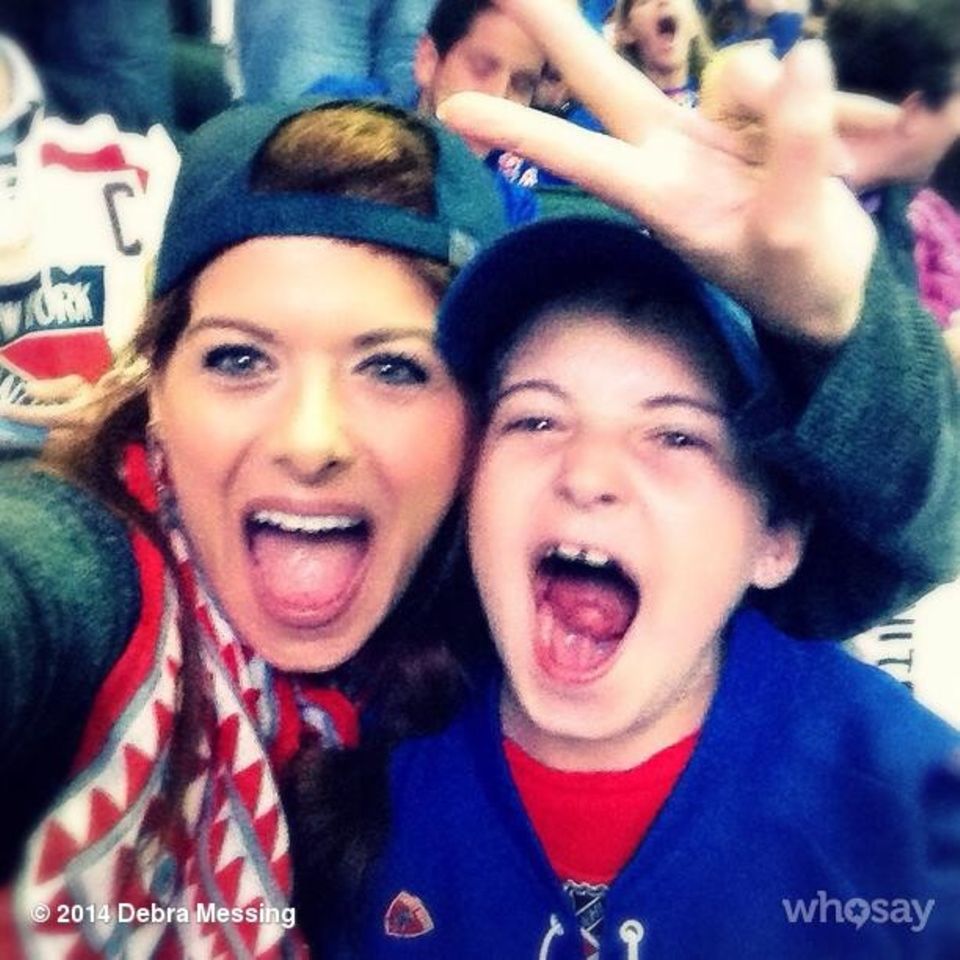 Debra Messing und ihr Sohn Roman feuern die New York Rangers an. Debra Messing und ihr Sohn Roman feuern die New York Rangers an.