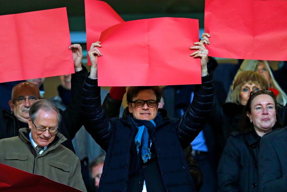 Colin Firth jubelt beim Champions-League-Spiel im Emirates Stadium in London als Bayern München gegen Arsenal spielt. Colin Firth jubelt beim Champions-League-Spiel im Emirates Stadium in London als Bayern München gegen Arsenal spielt.