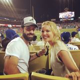 Catherine Heigl und ihr Mann Josh Kelley freuen sich wie kleine Kinder darüber im Stadium die Dodgers anzufeuern.