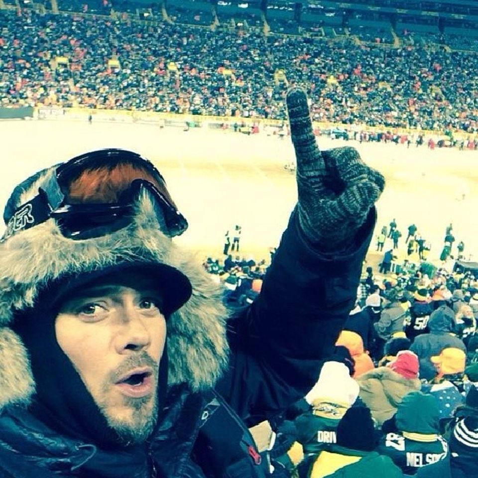 Im Skioutfit zum Footballspiel: Beim Spiel Green Bay Packers gegen San Francisco 49ers muss sich Josh Duhamel warm anziehen, in Wisconsin herrschen zur Zeit tagsüber etwa -10 Grad Celsius. Im Skioutfit zum Footballspiel: Beim Spiel Green Bay Packers gegen San Francisco 49ers muss sich Josh Duhamel warm anziehen, in Wisconsin herrschen zur Zeit tagsüber etwa -10 Grad Celsius.