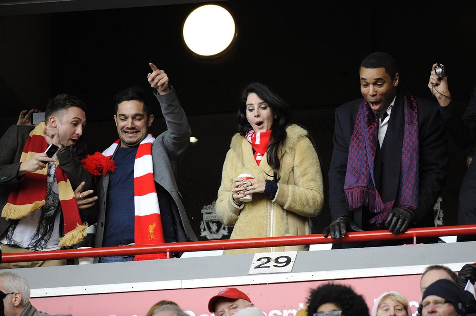 Sängerin Lana Del Rey jubelt mit ein paar Freunden im Stadion von Liverpool beim Premier-League-Match des FC Liverpool gegen die Tottenham Hotspurs. Sängerin Lana Del Rey jubelt mit ein paar Freunden im Stadion von Liverpool beim Premier-League-Match des FC Liverpool gegen die Tottenham Hotspurs.