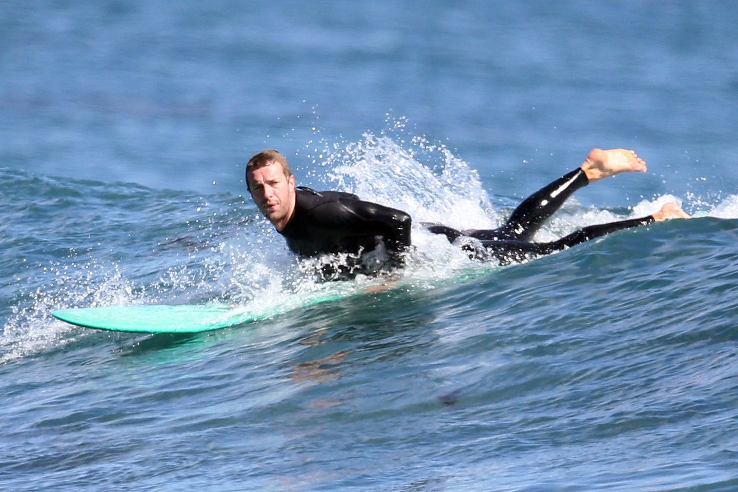 Chris Martin reitet in Malibu die Wellen.