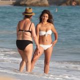 Monica Cruz und ihre Mutter Encarna Sanchez entspannen am Strand in Andalusien.