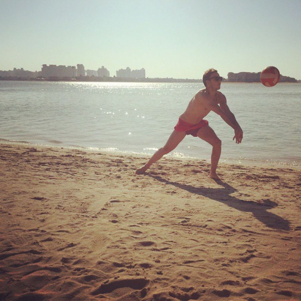 Mario Götze spielt am Strand von Dubai Volleyball, seine zweite große Leidenschaft. Mario Götze spielt am Strand von Dubai Volleyball, seine zweite große Leidenschaft.