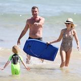 Naomi Watts mit Partner Liev Schreiber und dem gemeinsamen Sohn am Strand von Sydney.