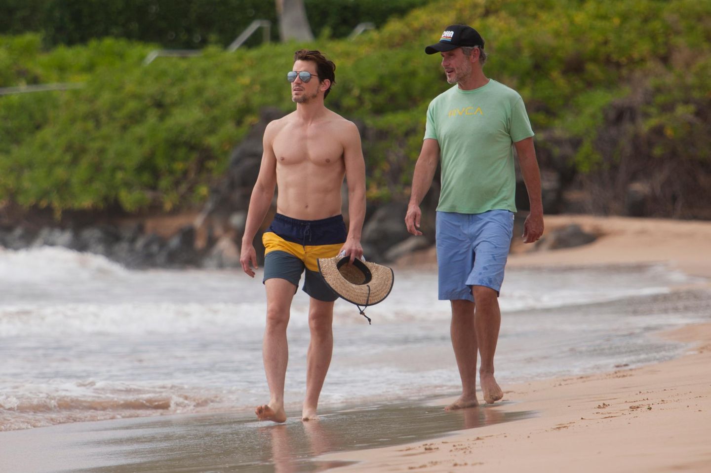 Matt Bomer und Ehemann Simon Halls spazieren zusammen am Strand von Hawaii.