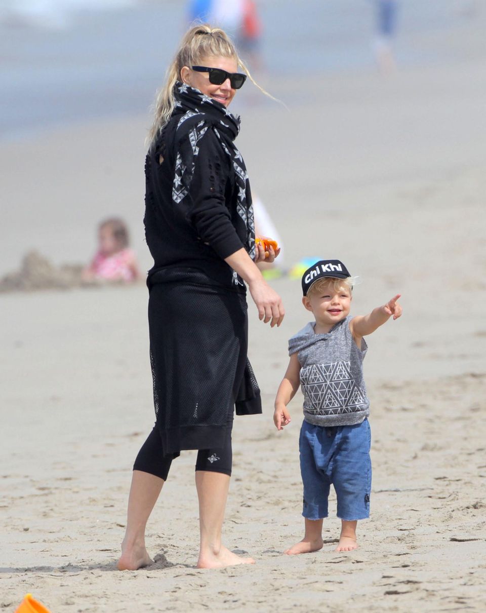 28. Juni 2015: Fergie amüsiert sich mit Sohnemann Axl Jack am Strand von Santa Monica. 28. Juni 2015: Fergie amüsiert sich mit Sohnemann Axl Jack am Strand von Santa Monica.