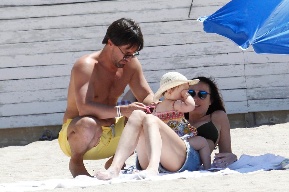 Jay Rutland und Tamara Ecclestone verbringen mit ihrer Tochter Sophia einen Schönen Tag am Strand in Cannes. Jay Rutland und Tamara Ecclestone verbringen mit ihrer Tochter Sophia einen Schönen Tag am Strand in Cannes.