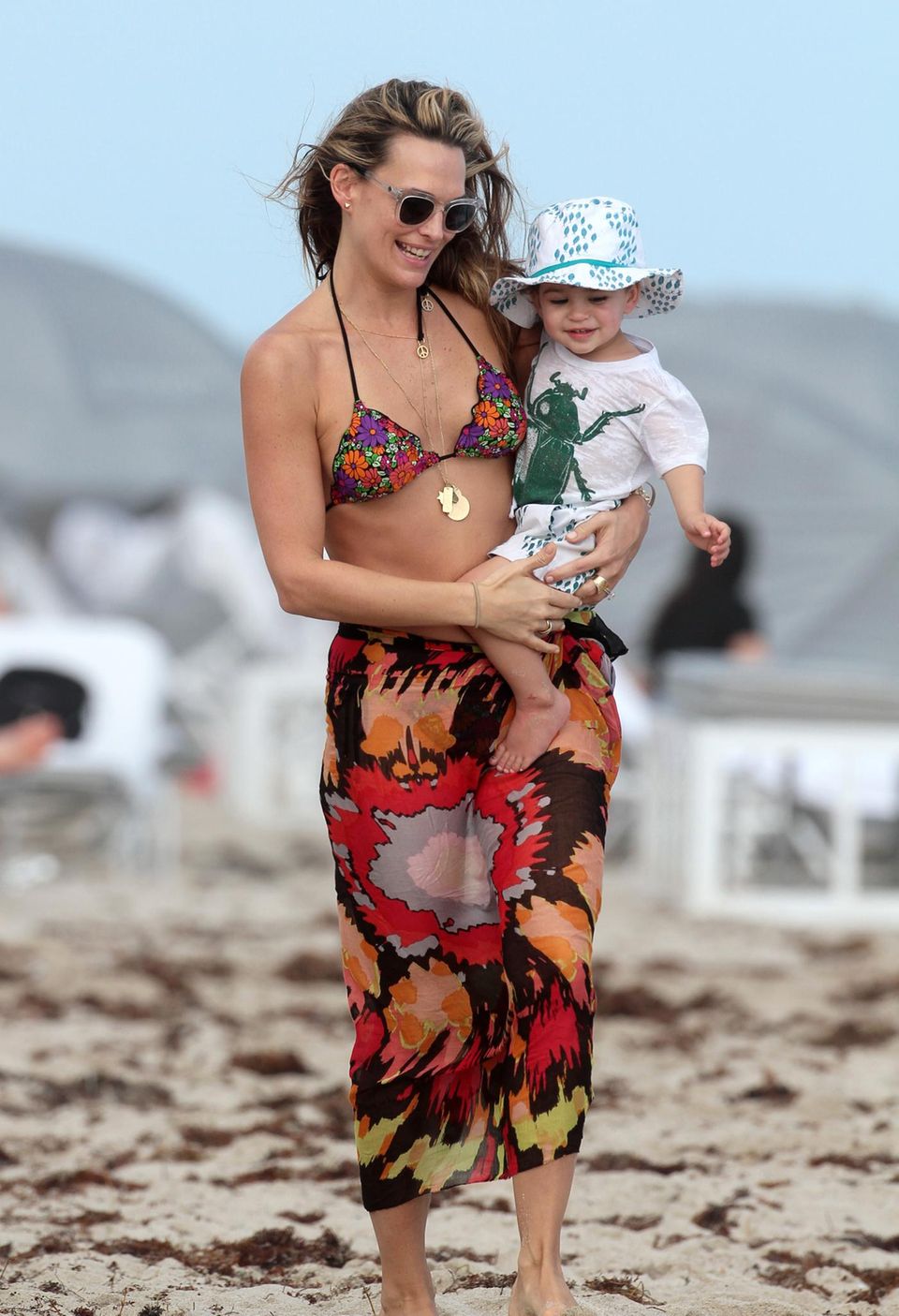 Molly Sims und Söhnchen Brooks spazieren am Strand von Malibu entlang. Molly Sims und Söhnchen Brooks spazieren am Strand von Malibu entlang.