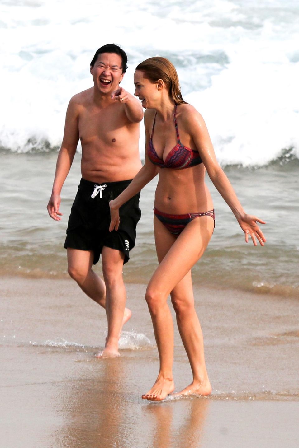 Die Filmpartner aus "Hangover" Ken Jeong und Heather Graham stürzen sich in die Fluten von Rio de Janeiro. Die Filmpartner aus "Hangover" Ken Jeong und Heather Graham stürzen sich in die Fluten von Rio de Janeiro.
