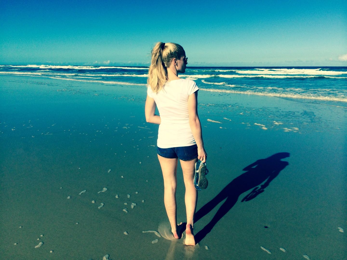 Mit einem Strandfoto aus Australien bedankt sich Angelina Heger für die Fanpost während ihres Dschungelcamp-Aufenthalts.