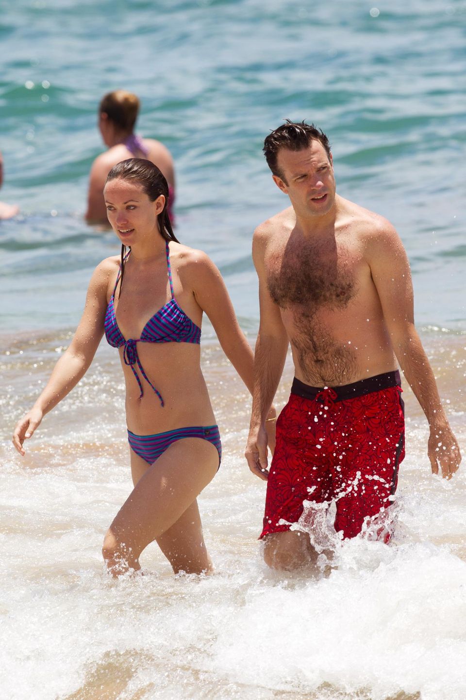 Verliebt planschen Olivia Wilde und Jason Sudeikis in den Wellen von Hawaii. Verliebt planschen Olivia Wilde und Jason Sudeikis in den Wellen von Hawaii.