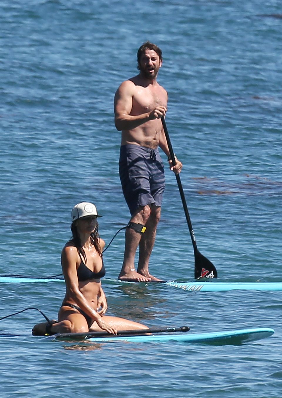 Gerard Butler und seine neue Freundin machen Stand-Up-Paddling in Malibu.
