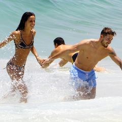 Im Meer vor Rio de Janeiro sind der deutsche "Paris St. Germain"-Torwart Kevin Trapp und das "Victoria's Secret"-Model Izabel Goulart nicht nur auf Wolke 7, sondern auch auf Welle 7. Händchenhaltend stürzen sie sich ins Wasser und haben dabei sichtlich Spaß.